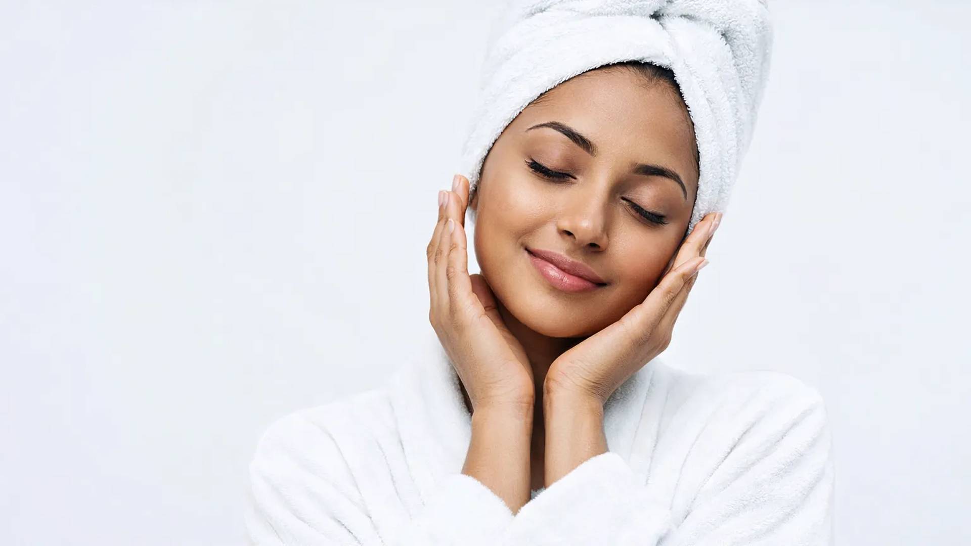 Dermatologist consulting a patient at SkinEssence skin, hair and laser clinic in Kochi